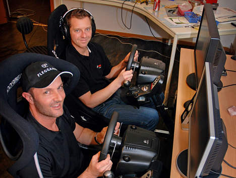 Jesper Davidsen (forrest) er tidligere mester i både Citroën Saxo Cup og i Renault Clio Cup, men i dag nøjes han med de elektroniske racerløb. Martin Jensen (bagerst) kører DTC for Team Den Blå Avis Valvoline, mens får også tid til at at køre race på computeren.
